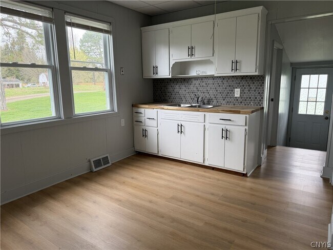 Foto del edificio - 9141 River Rd