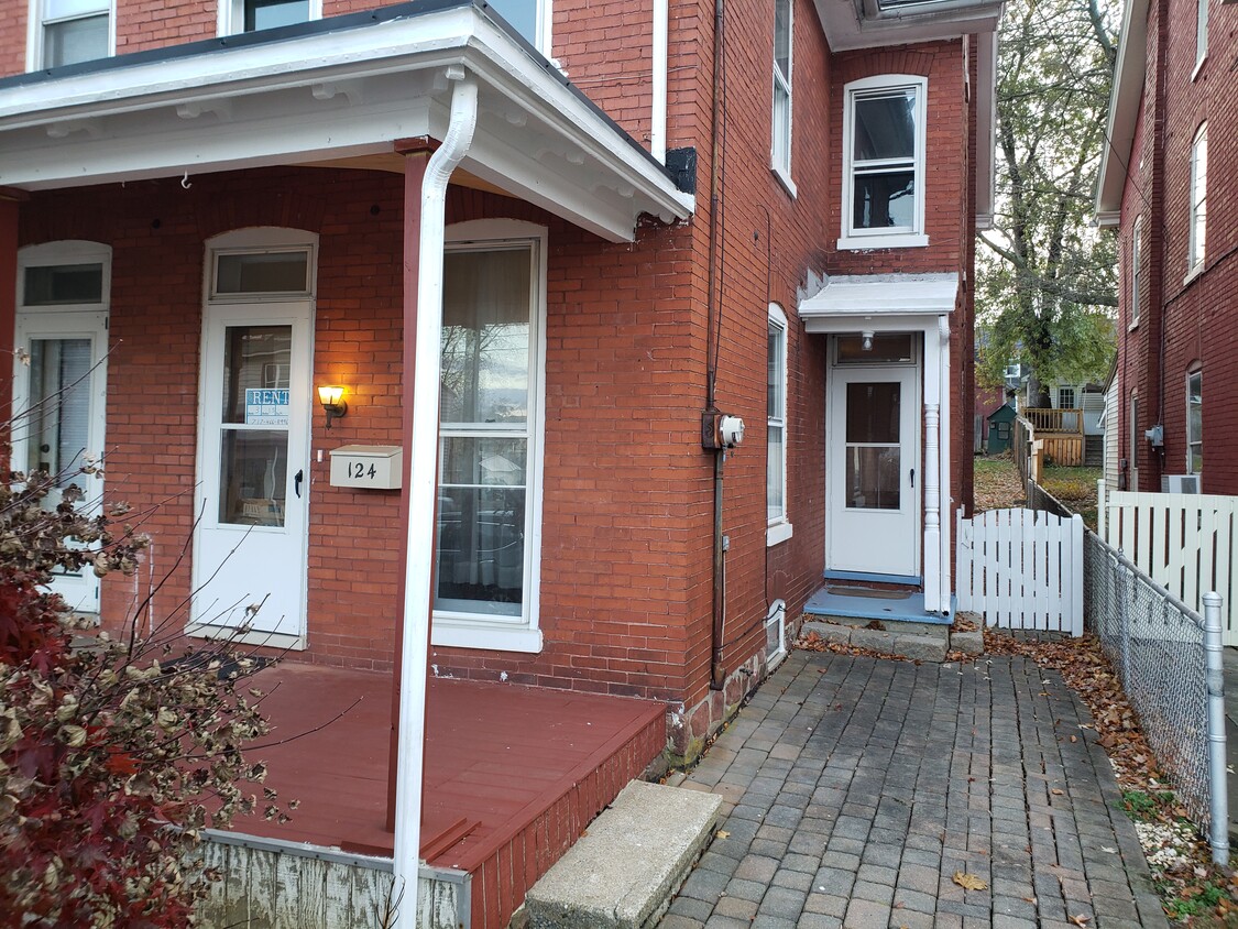 124 W Fulton St, Ephrata, PA 17522 Townhome Rentals in Ephrata PA