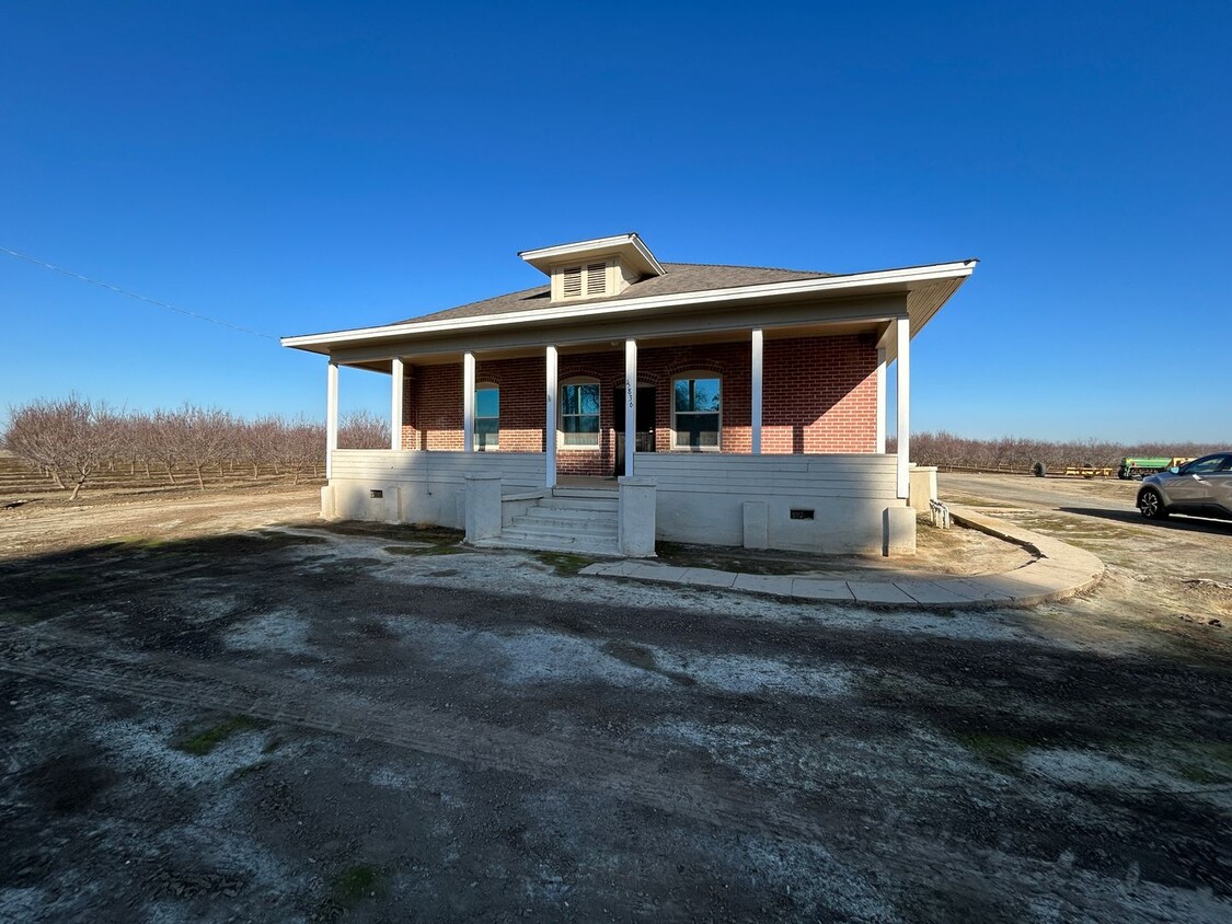 Primary Photo - Spacious and Gracious home in Lemoore