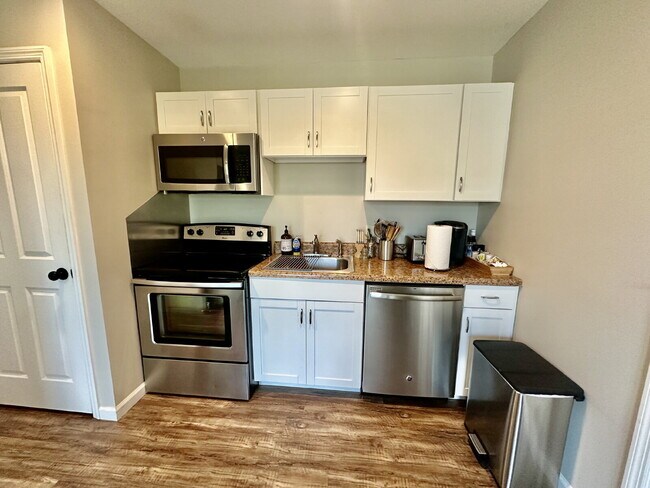 Foto del edificio - Fully Furnished One Bedroom Apartment in t...