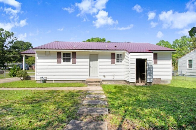 Foto del edificio - ADORABLE 3 BR | 1 BA HOME - 2 Car Detached...