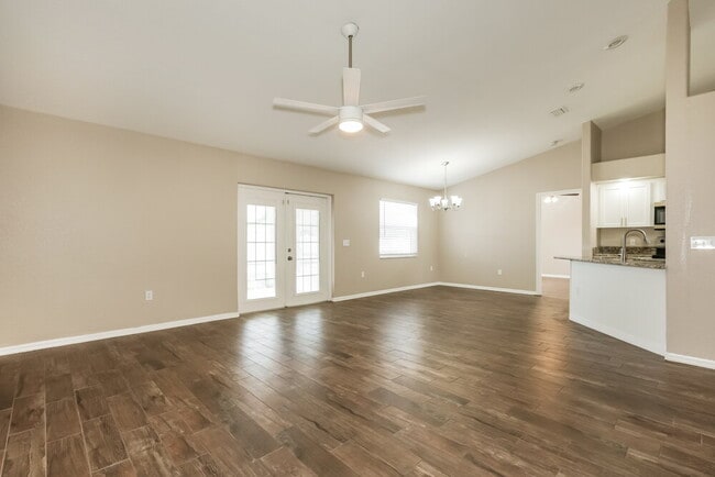 Foto del edificio - 7742 Ashford Dr