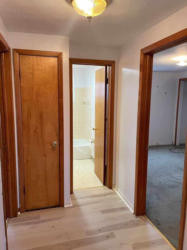 Building Photo - 6 Bedroom Duplex in Buffalo