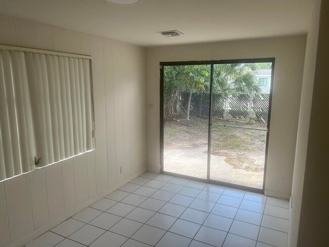 Building Photo - 2410 SW 44th Ave