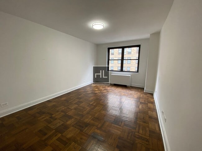 Building Photo - 5 AVENUE