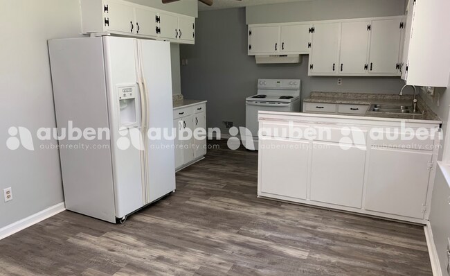 Building Photo - 3 bedroom single family home