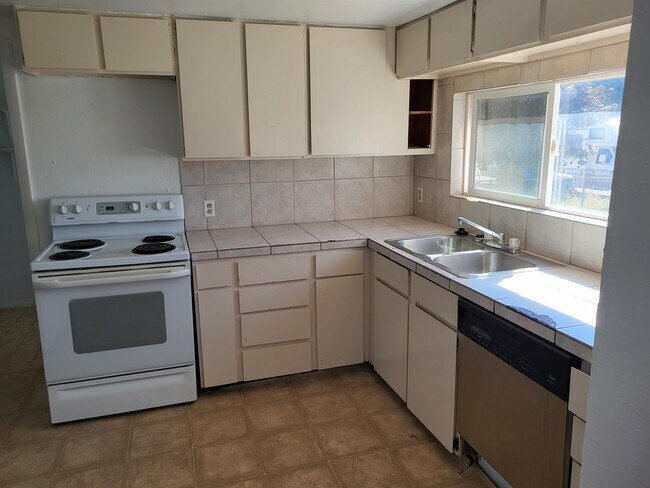 Building Photo - 550 E 200 N