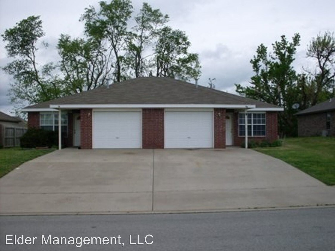 5 W Rainsong St, Farmington, AR 72730 Room for Rent in Farmington, AR