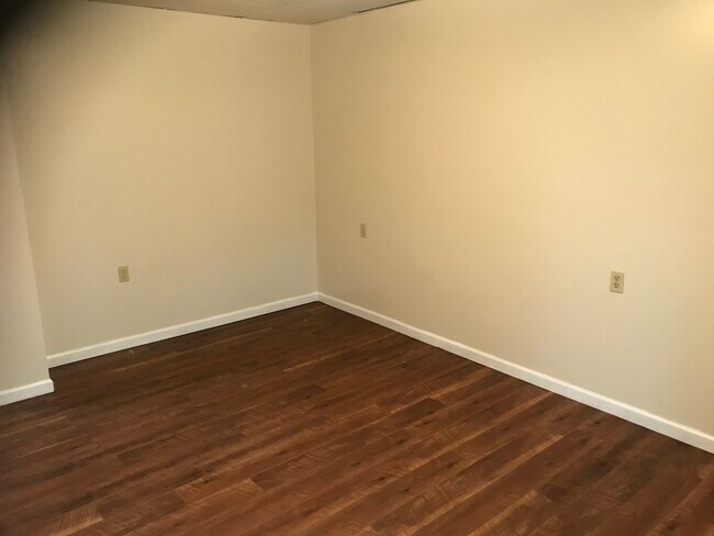 Building Photo - 833 Riverview Ave