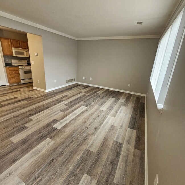 Foto del edificio - 2 Bedroom, 1.5 Bath Townhouse w/ Garage & Huge Master Bedroom. Full Sized Washer & Dryer In Unit.