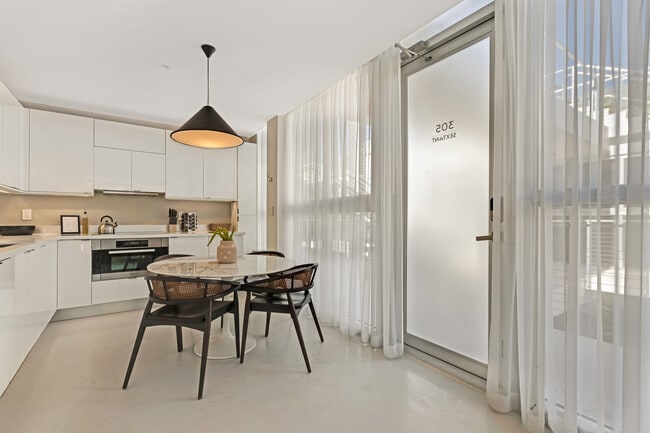 Building Photo - 250 Collins Ave