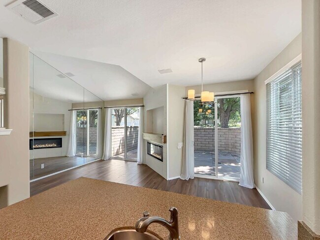 Foto del edificio - Beautifully Updated End-Unit Townhome in Valencia's Montana Community — No Rear Neighbors!