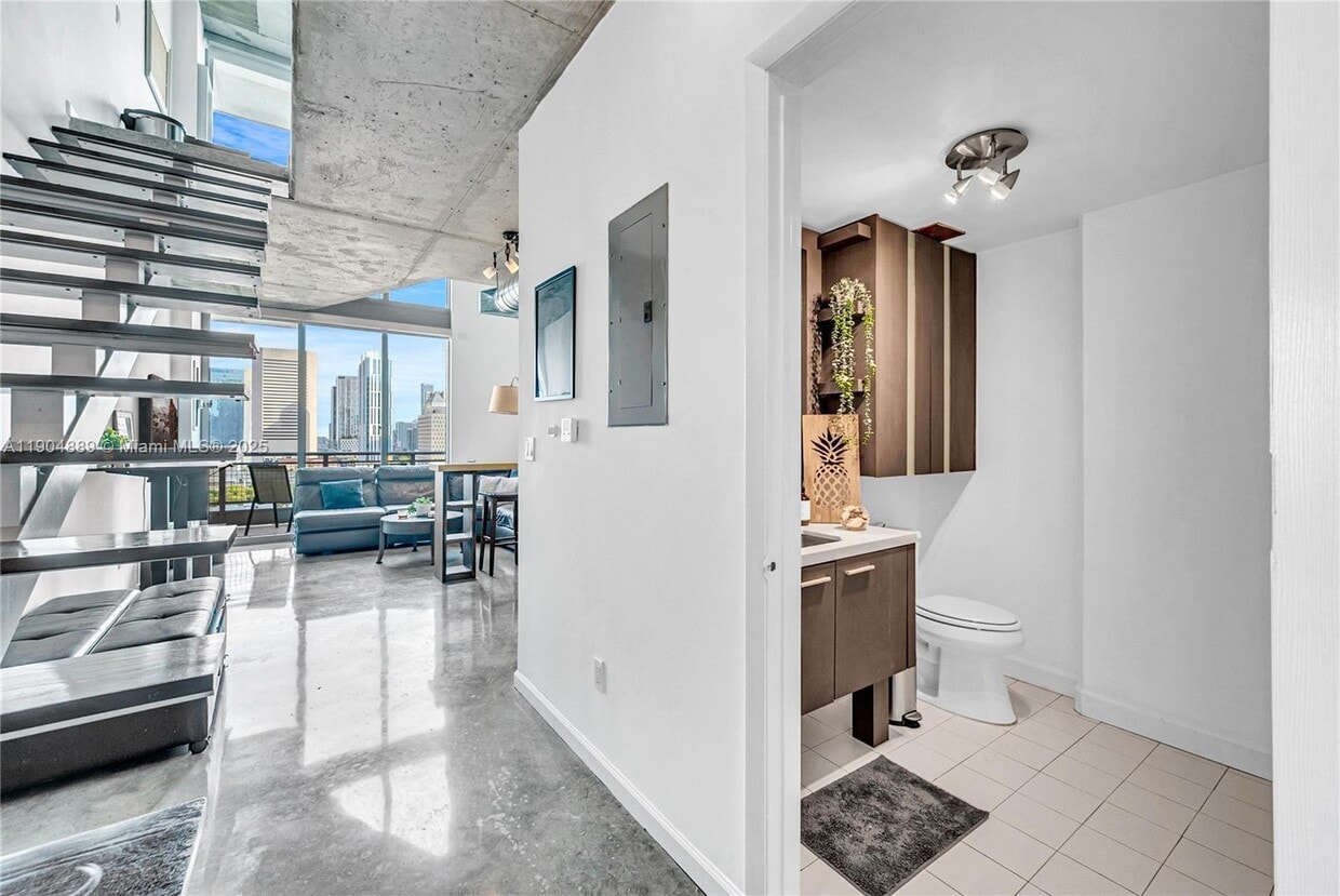 Foto principal - 690 SW 1st Ct