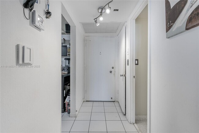 Foto del edificio - 5838 Collins Ave