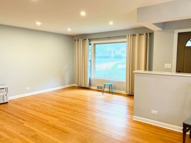 Building Photo - 835 S La Londe Ave