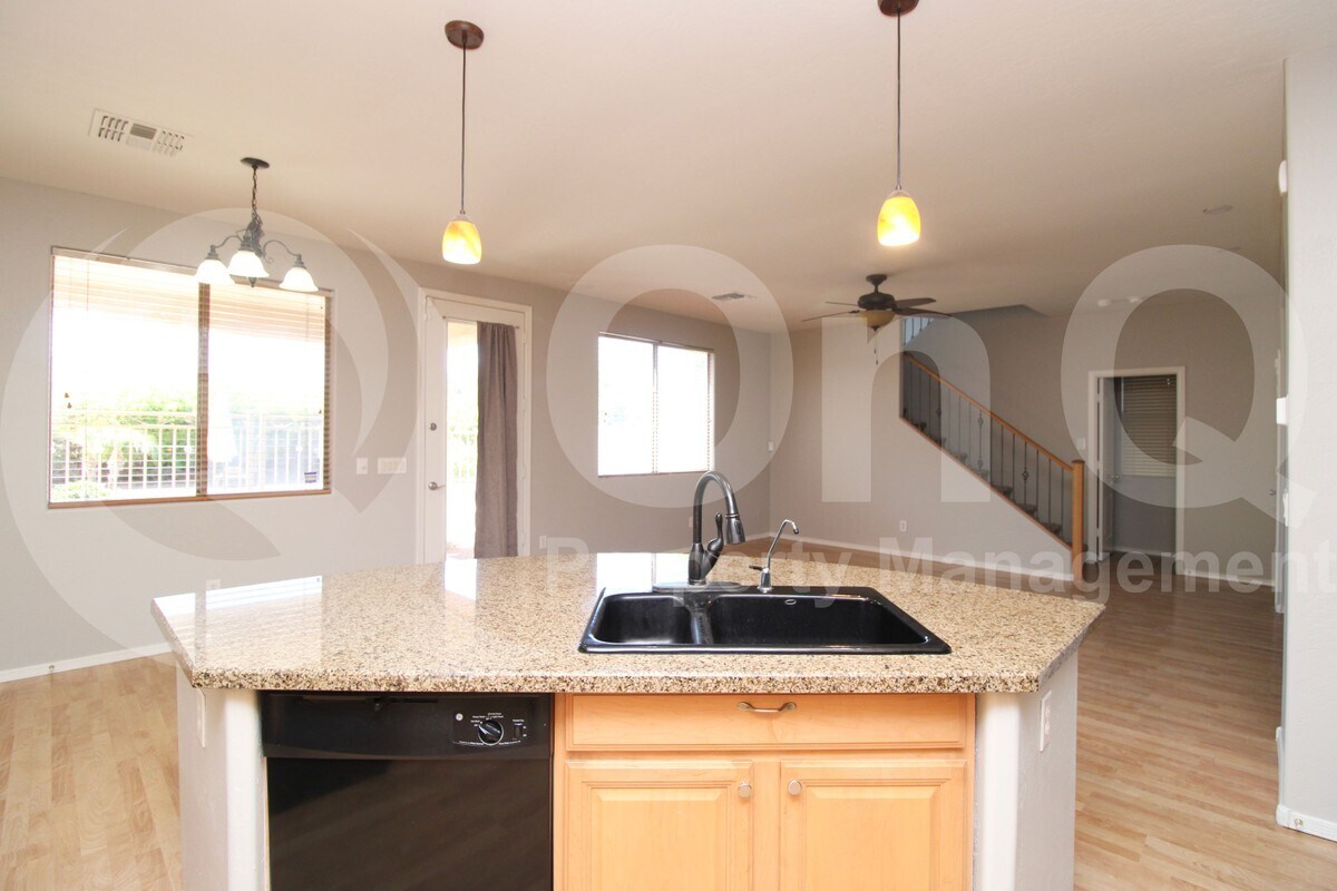 Foto principal - 1467 E Chestnut Ln