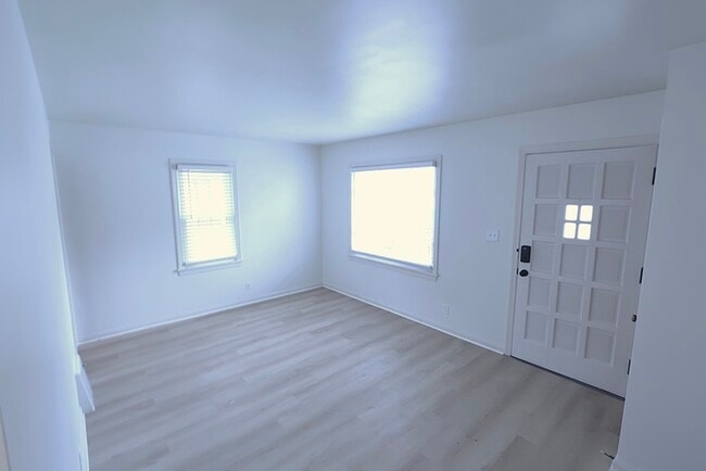 Building Photo - 774 E Archwood Ave