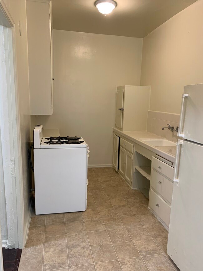 Full kitchen with plenty of space - 1612 Huntington Dr