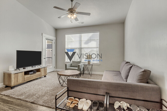 Building Photo - 73 W Silver Springs Dr
