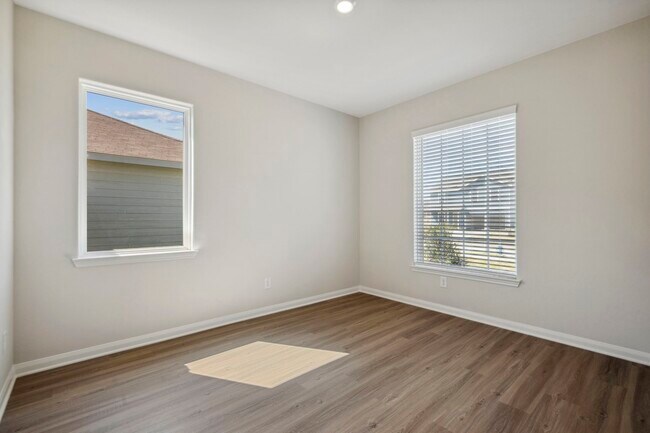 Foto del edificio - 335 Kingston Wy