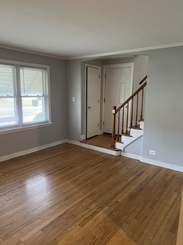 Primary Photo - 9819 S Clyde Ave