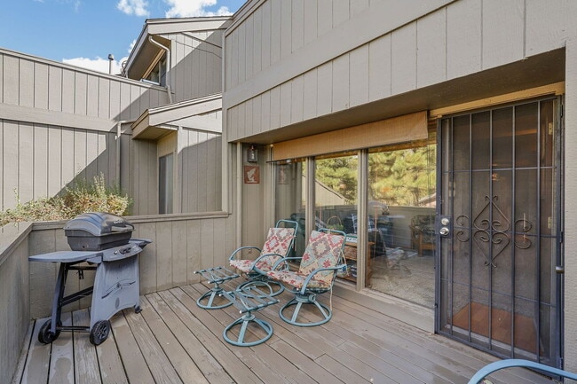 Building Photo - 2650 Valley View Dr