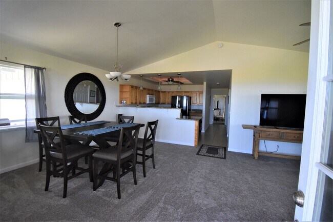 Foto del edificio - 3/2 Fully Furnished Home On Beautifully La...