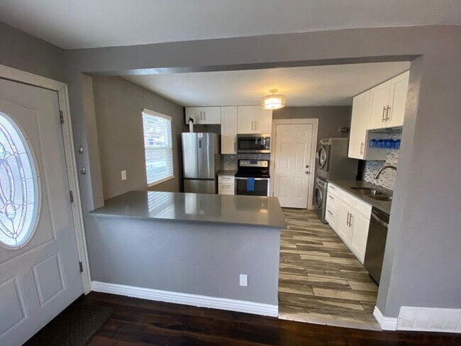 Building Photo - 2-BD 1BA Duplex with Huge Character & Minu...