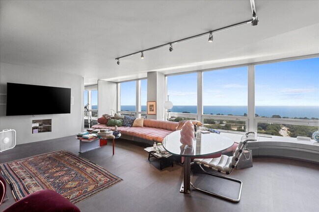Foto del edificio - 2400 N Lakeview Ave