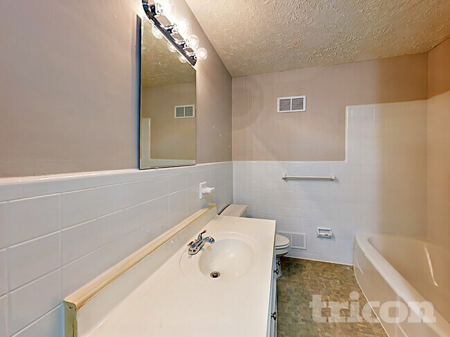 Building Photo - 1122 Paramount Cir