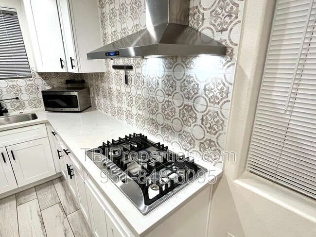 Foto del edificio - 5063 Pearblossom Dr