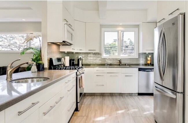 Foto del edificio - 4079 Woodman Cyn