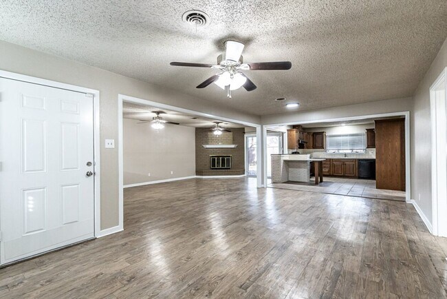 Building Photo - Completely renovated with beautiful updates!