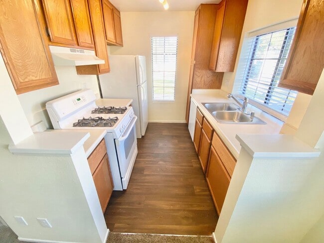 Building Photo - AMAZING CONDO UNIT! 2 BEDROOM / 2 FULL BAT...