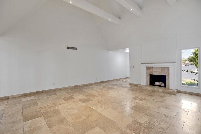 Foto del edificio - Biltmore Colony Four Golf Course Unit now ...