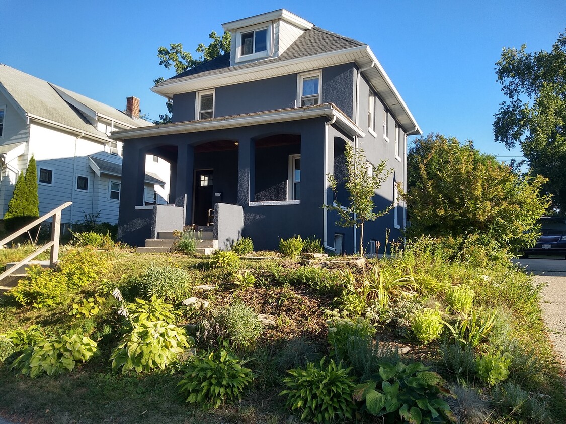 Exterior - 5804 W Wells St