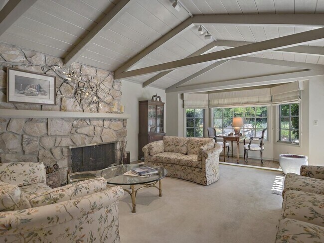 Building Photo - Pet Friendly Home Located in Highly desirable area of Menlo Park