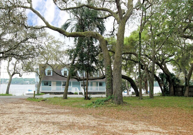 Foto del edificio - Waterfront Townhome in Central Niceville