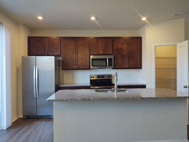 Foto del edificio - Move-in ready Townhome located in the Perg...