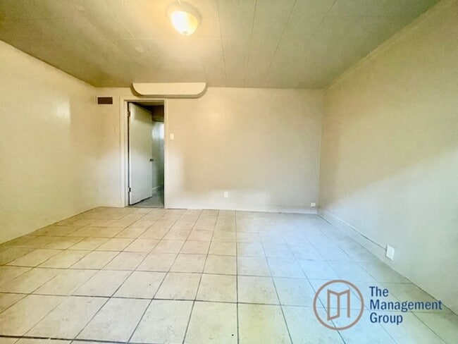Building Photo - Downstairs Duplex Delight!