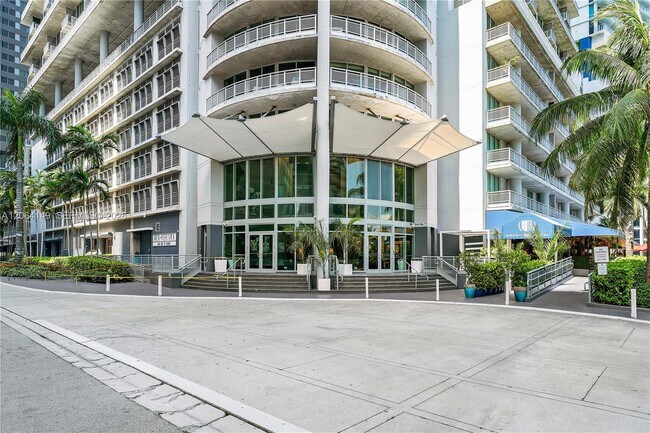 Foto del edificio - 690 SW 1st Ct