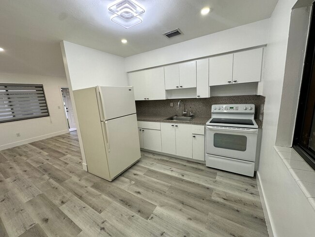 Foto del edificio - 1174 W 3rd Ave