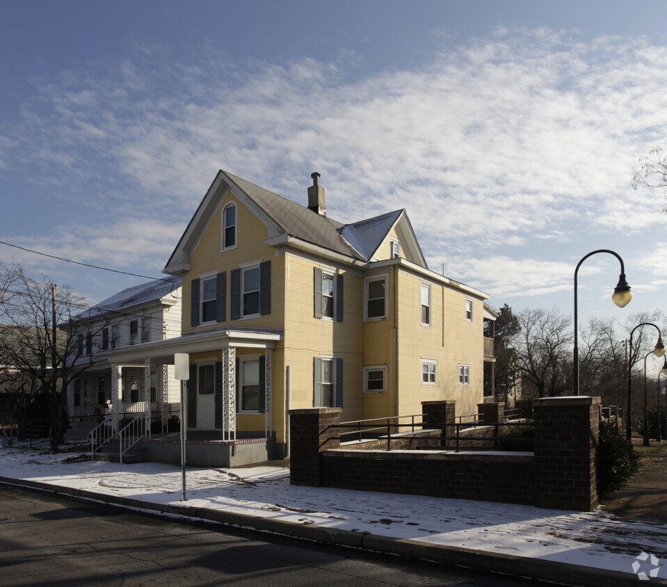Building Photo - 109 E Smith St