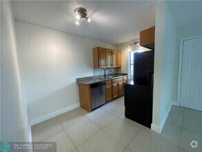 Building Photo - 601 NE 29th Dr