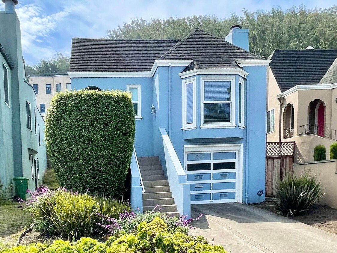 Primary Photo - Miraloma / Sherwood Forrest Fully Detached...