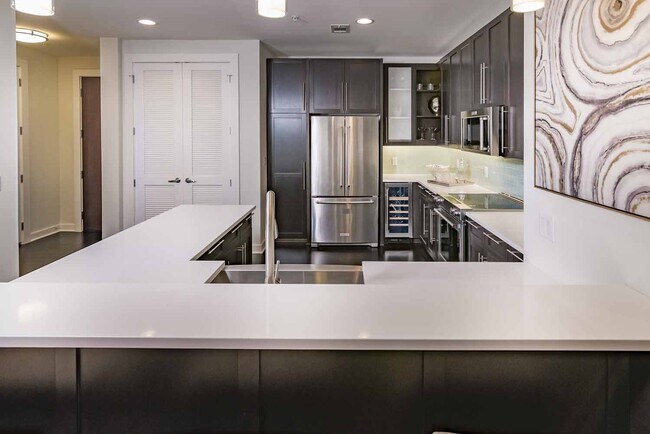 Foto del edificio - The Night YOU Came Home...To Your New 1BR Apt