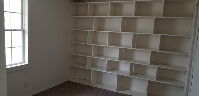 Building Photo - 303 Capri St