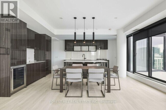 Building Photo - 505 Richmond St W