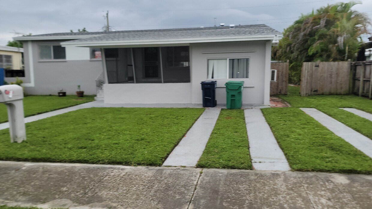 Foto principal - 7920 SW 22nd St