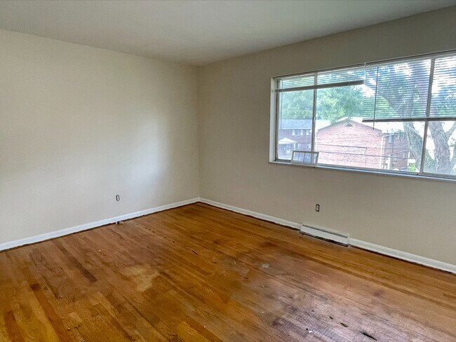 Building Photo - 1734 Cromwell Dr